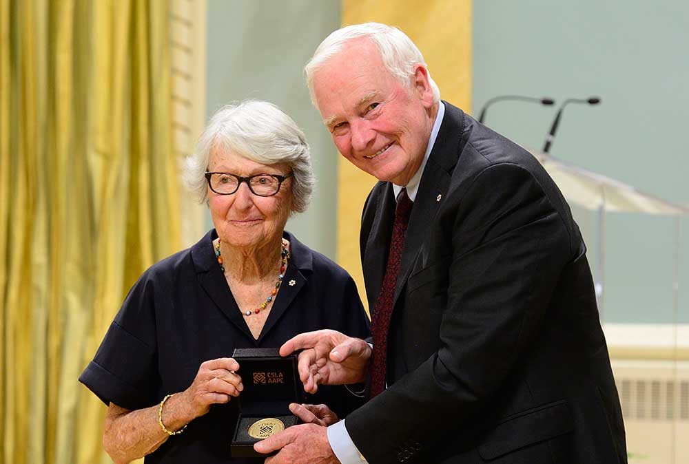 Cornelia Hahn Oberlander receiving the inaugural Governor General’s Medal in Landscape Architecture in 2016